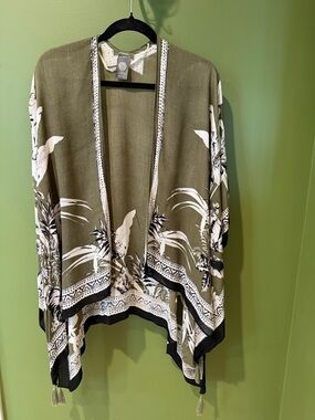 Vince Camuto Olive Green and White Floral Wrap Kimono